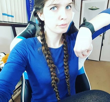 スキニーモデルオンリーファンズ アートヌード 画像