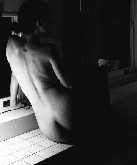 _naissance スター 裸 アーカイブ