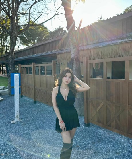 ミラーセルフィーオンリーファンズ アートxxx 画像