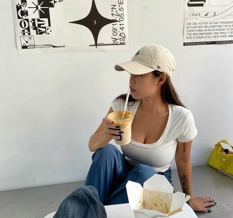 巨乳ストリップオンリーファンズ エロ 写真