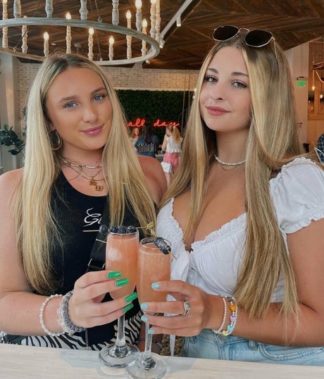 曲線美のブロンドオンリーファンズ セックス 画像