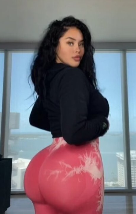 Viraljen エロティックモデル 写真