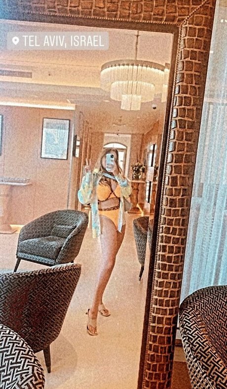 お尻を広げるオンリーファンズ 無料アダルト 画像