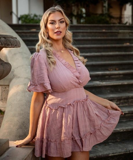 大きなプッシー唇オンリーファンズ アートポルノ 画像