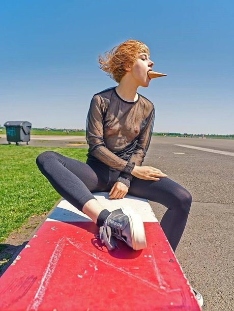 巨乳で痩せているオンリーファンズ ポルノ 画像