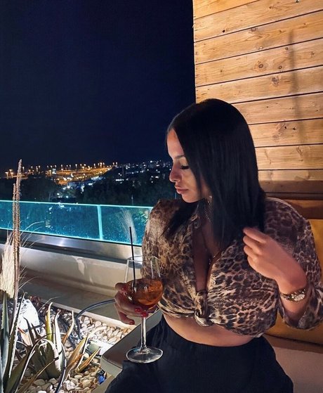 Chrysanthie ポルノスター セックス ギャラリー