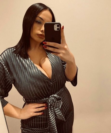 ランジェリーヌードオンリーファンズ ホットヌード 写真