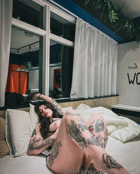 Isabella Medeiros アートモデル 写真