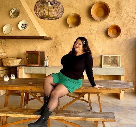 義母オンリーファンズ セクシー裸 写真