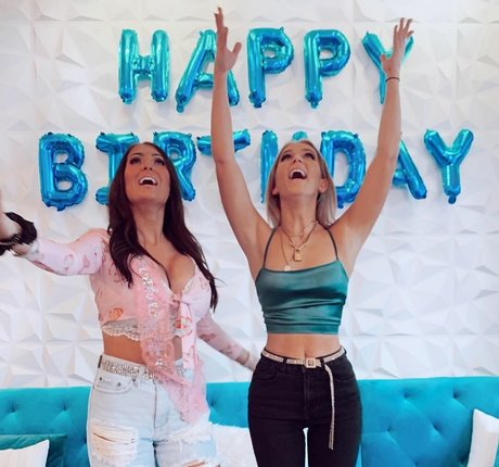 キティ無料オンリーファンズ ホット裸 写真