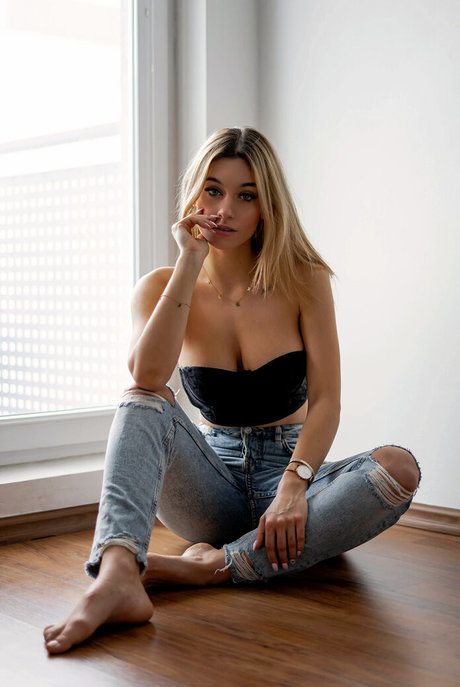 ewazawadza 裸のモデル 写真