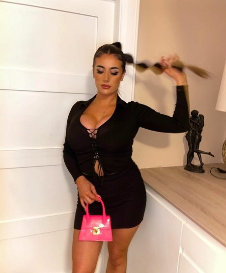 巨乳ストリップオンリーファンズ 無料セクシー 写真