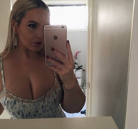 曲線美のブロンドオンリーファンズ アートヌード アーカイブ