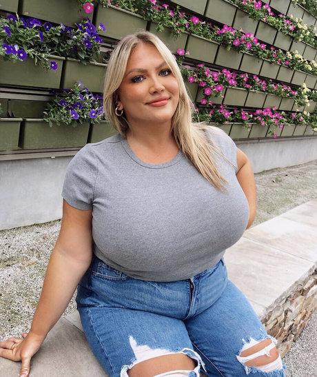 巨乳タトゥーオンリーファンズ 素敵 写真