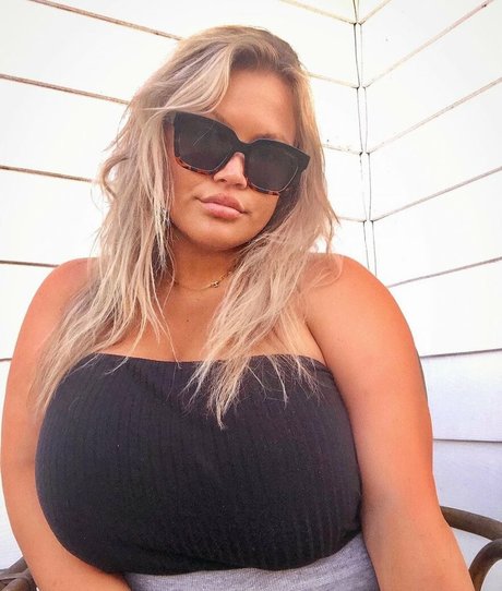 ジムのインフルエンサーオンリーファンズ アートヌード 写真