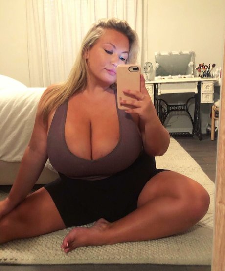 太った足のオンリーファンズ ポルノグラフィック 画像