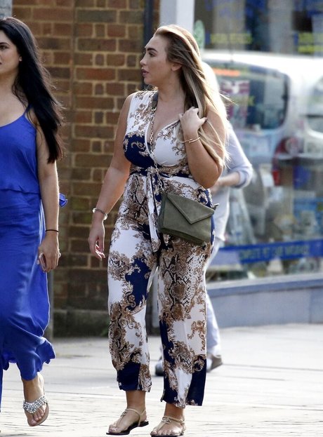 潮吹き オンリーファンズ ポルノグラフィック 画像