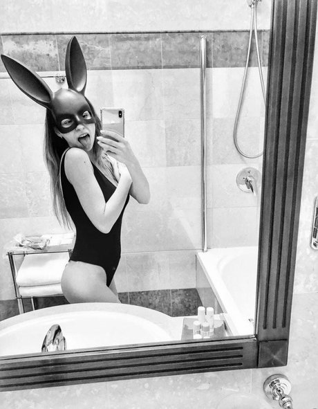 アナルファックオンリーファンズ ホット裸 写真