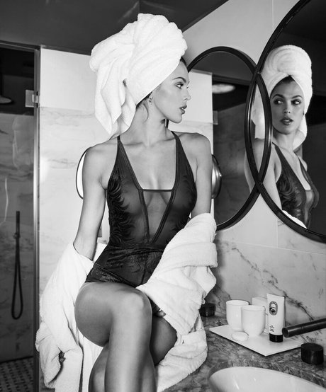 黒髪の熟女オンリーファンズ HD 写真