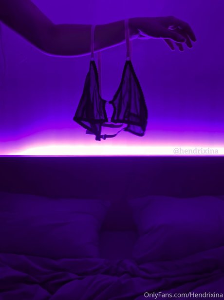 パイズリ オンリーファンズ アートヌード 写真