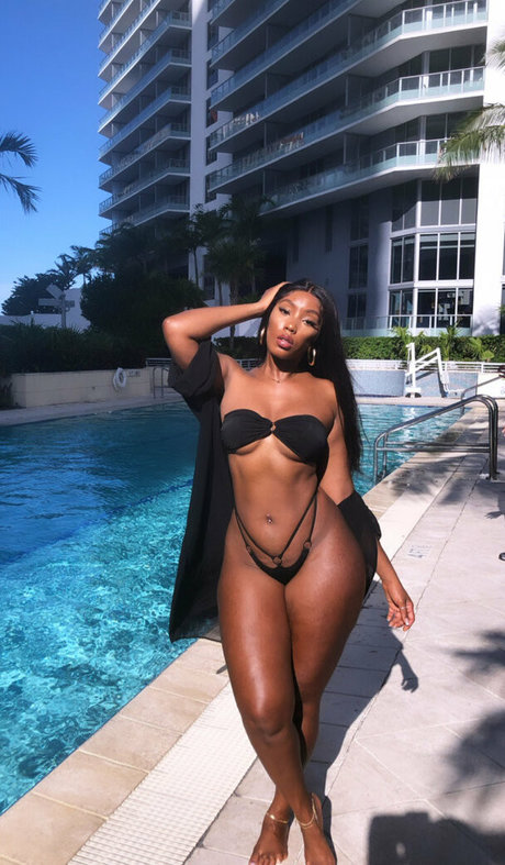 巨乳カップルオンリーファンズ 可愛い 画像