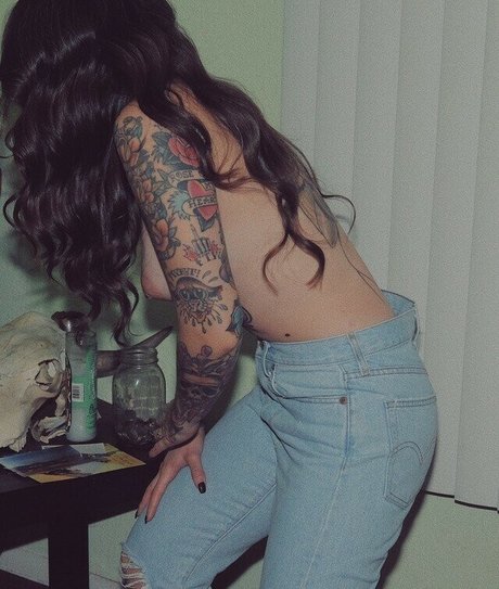 大きなプッシー唇オンリーファンズ アートポルノ 画像