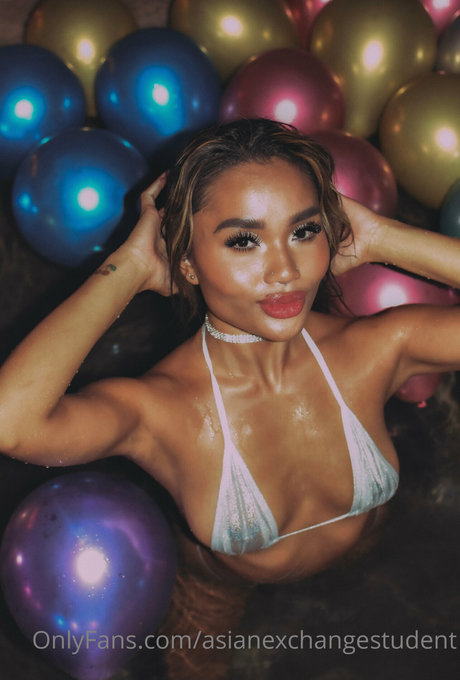 曲線美のブロンドオンリーファンズ ポルノグラフィック 写真