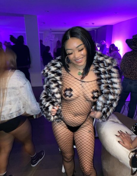 巨大ディルドオンリーファンズ セクシー裸 写真