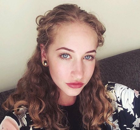 お尻を広げるオンリーファンズ セクシーヌード ギャラリー