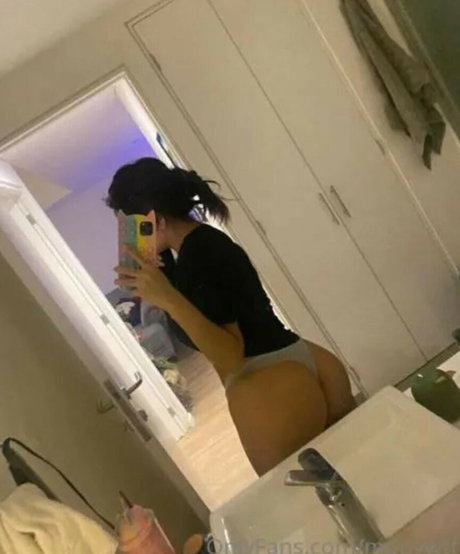 MonyWTFLive エロティックなモデル 画像