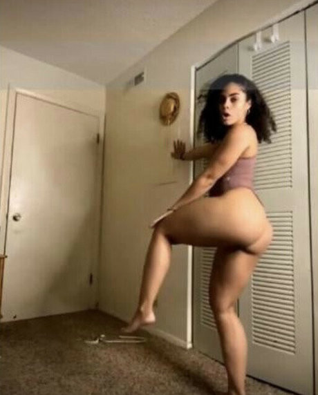 キッチンセックスオンリーファンズ 美しいヌード 画像