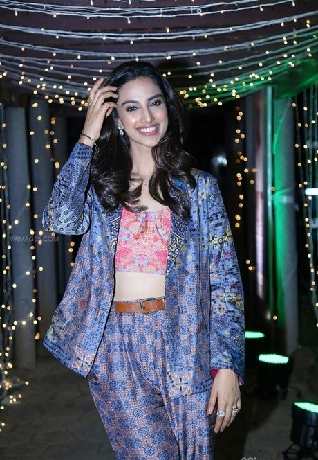 Meenakshi Chaudhary 高品質女優 写真