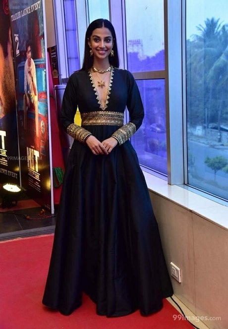 Meenakshi Chaudhary エロティックなポルノスター アーカイブ