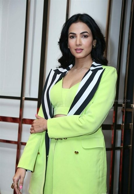 Sonal Chauhan ポルノスター 美しい 写真