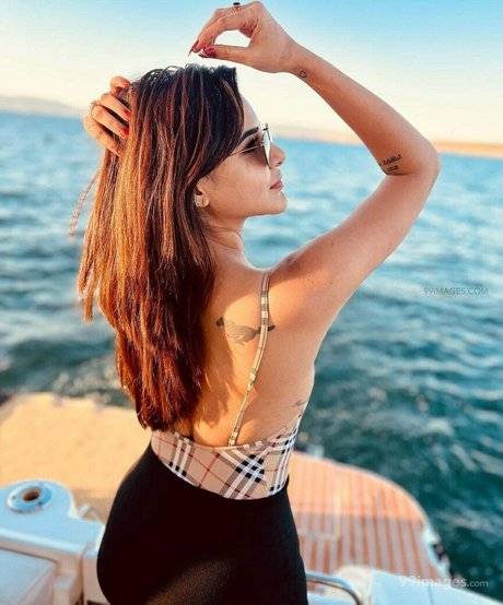 Ashu Reddy 完璧なスター 写真