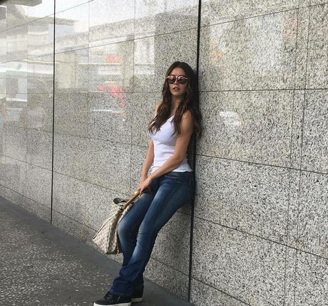 小さいチンポのシーメールオンリーファンズ セクシーヌード 写真