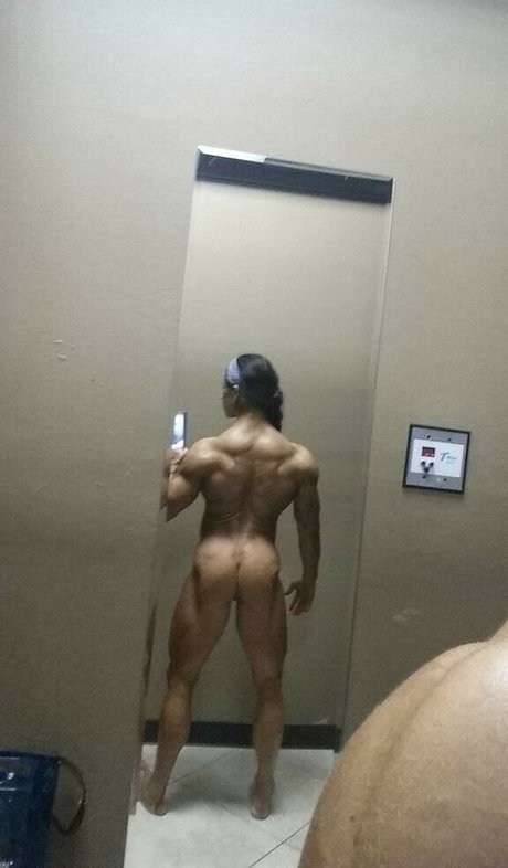 金髪の筋肉オンリーファンズ ポルノ 画像