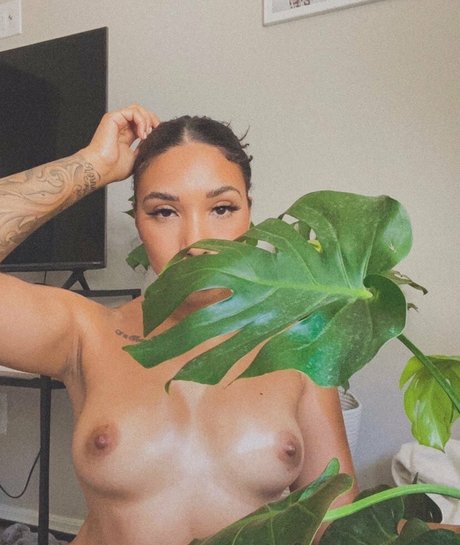 inherbedroomm エロティック女優 ギャラリー