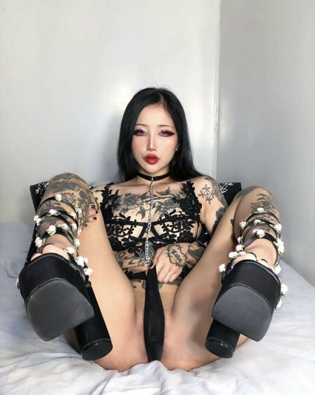 Yenny Zhao 裸のスター ギャラリー