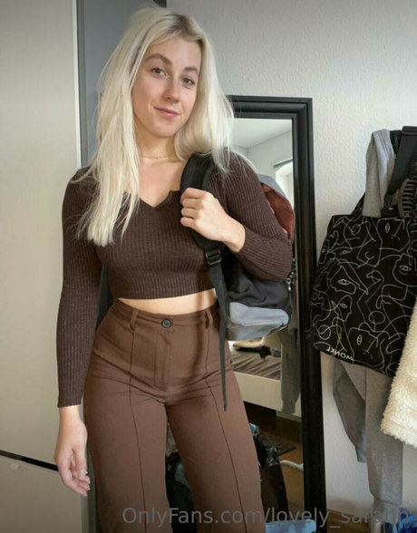 曲線美の女の子オンリーファンズ アート裸 画像