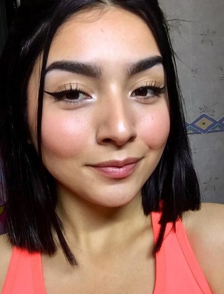 Flores Isabella98 ポルノスター 独占 写真