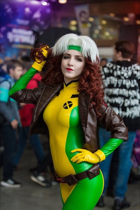 ストリップショー オンリーファンズ アートポルノ 写真