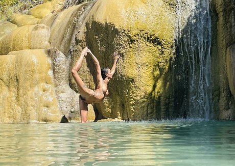 パイズリ オンリーファンズ セクシーヌード 写真