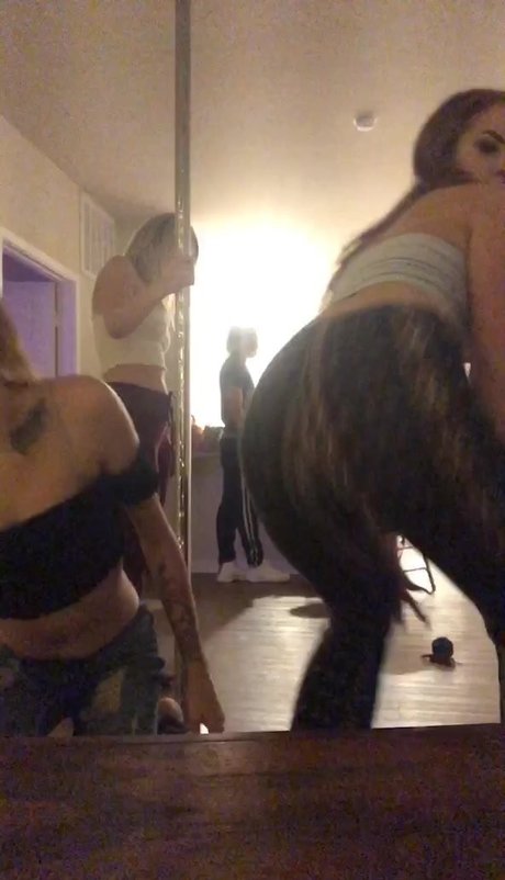 尖ったおっぱいオンリーファンズ 無料裸 画像