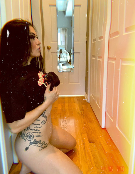 キティ・ウェット・オンリーファンズ 無料 写真