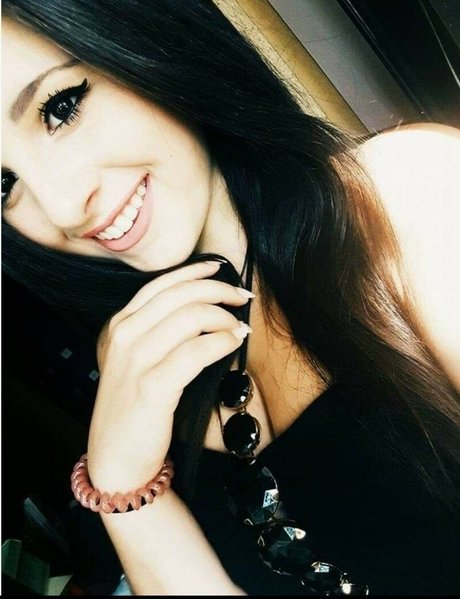 曲線美の女の子オンリーファンズ 素敵 画像