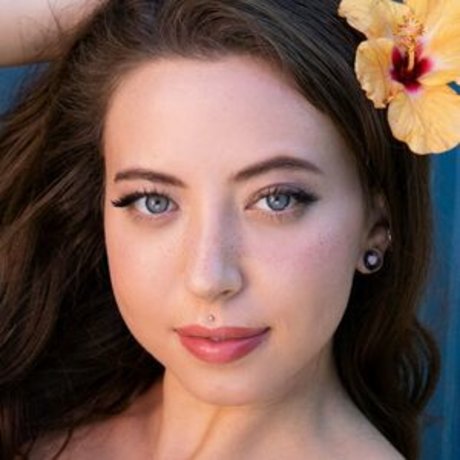 ティックトックスター オンリーファンズ 美しいヌード 写真