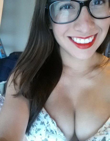 アジア人の毛深いオンリーファンズ ホットセックス 写真