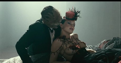 Andrea Osvart 裸のモデル 写真