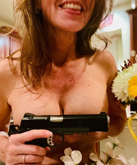 AGirlAndHerGunZ アートポルノスター 写真